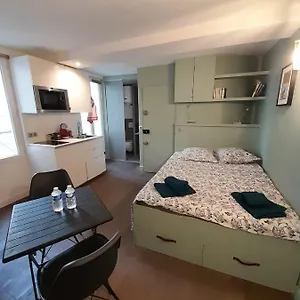  Appartement Studio Equipe Metro Abbesses A Montmartre