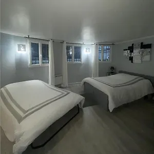 Apartment Beau Meuble 2min Du Moulin Rouge, Paris
